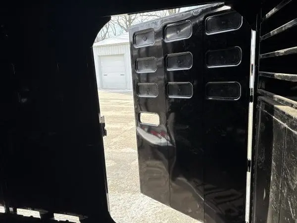 2026 EAGLE X 32'X7' LIVESTOCK TRAILER WITH 3-8000LB AXLES RO0544